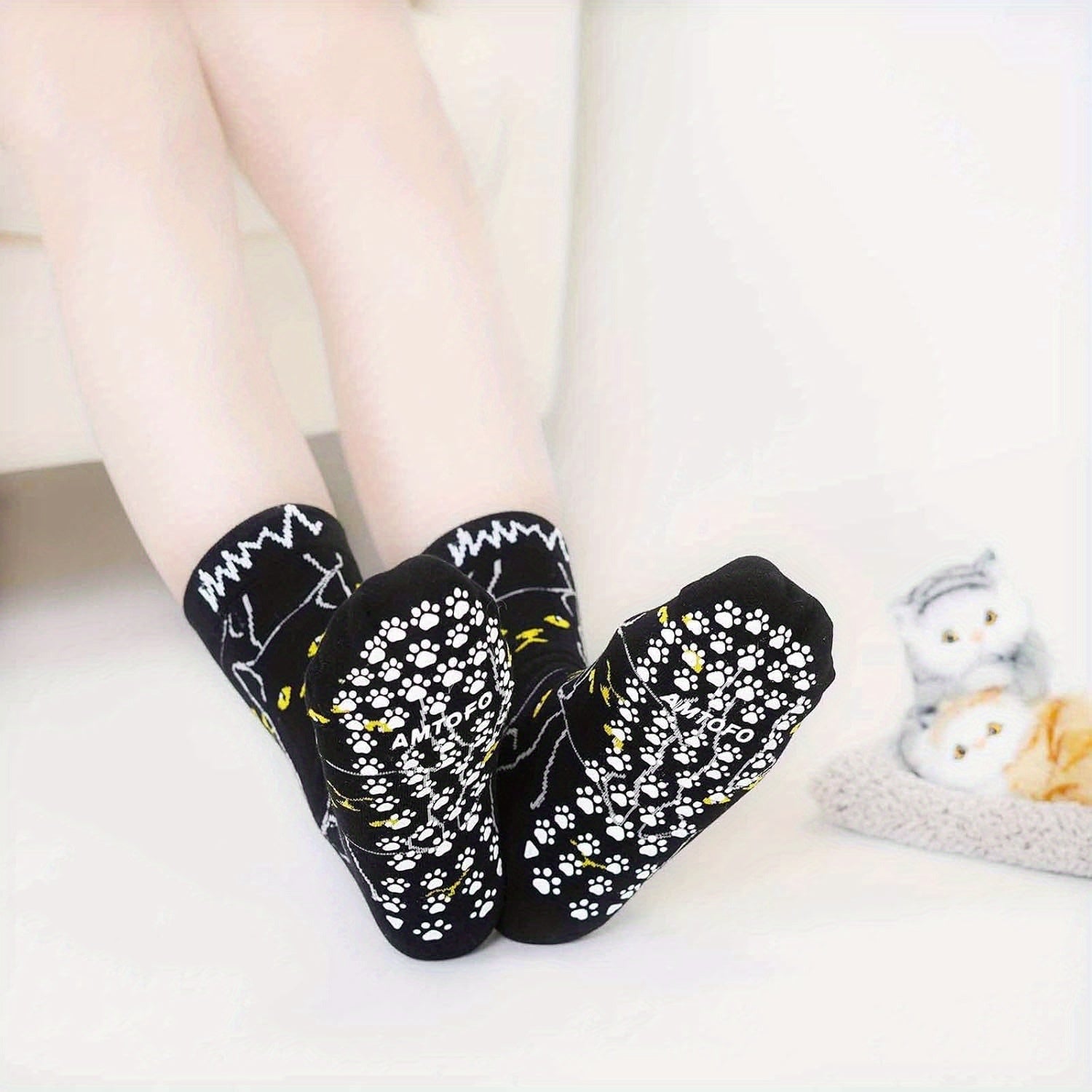 5 Pairs Women's Non-Slip Grip Socks with Playful Cat & Skull Cartoon Design, Anti-Skid Sole, All-Season Comfort, Hand Wash\u002FDry Clean - Funny Novelty Socks for Casual Wear, Cute Socks, Comfortable Footwear, Whimsical Sock Patterns