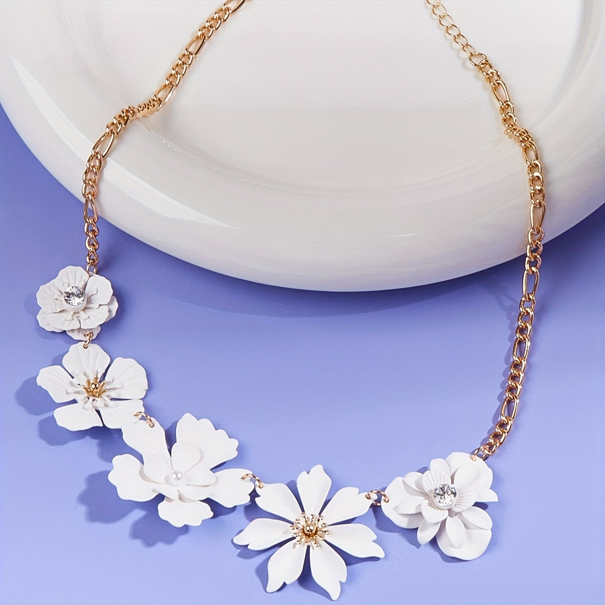 Elegant French-Inspired Flower Chain Necklace: Perfect for Everyday Wear and Beach Getaways
